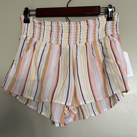 Billabong Shorts - Picture 2 of 9